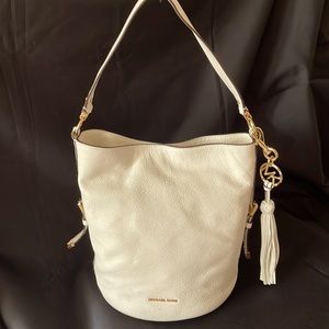 MICHAEL KORS WHITE BUCKET HANDBAG